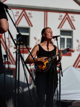 S soncem obsijan drugi festivalski dan 50. Dnevov narodnih noš in oblačilne dediščine v Kamniku (90)